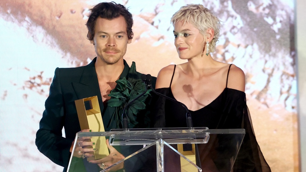 Harry Styles recebe seu primeiro prêmio de atuação da temporada do Oscar