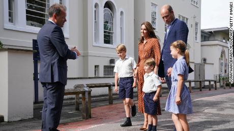 Perry (esquerda) disse que "  muito animado "  Para dar as boas-vindas às crianças de Cambridge à Lambroke School. 