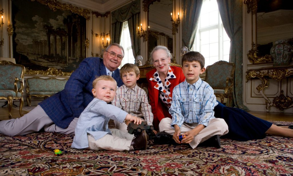 Rainha Margrethe e Bryce Henrik da Dinamarca com seus netos (da esquerda) Príncipe Christian, Príncipe Felix e Príncipe Nikolai no Castelo de Fredensborg em Fredensburg, Dinamarca em 2 de junho de 2007.