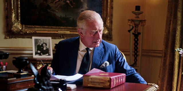 Nesta foto de 11 de setembro de 2022, o rei da Grã-Bretanha Carlos III cumpre deveres oficiais do governo de seu peito vermelho na sala do século XVIII no Palácio de Buckingham, em Londres.  (Victoria Jones/PA via AP)