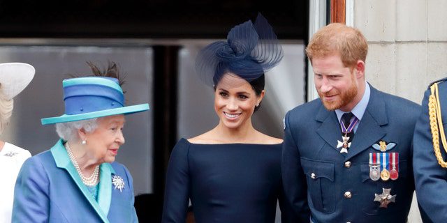 A rainha Elizabeth II, retratada aqui com Meghan Markle e o príncipe Harry, supostamente no verão de 2018. "peso" de decidir os benefícios a serem retirados de seu neto e sua esposa devido a eles deixarem o país e deixarem o cargo de membros seniores da família real.