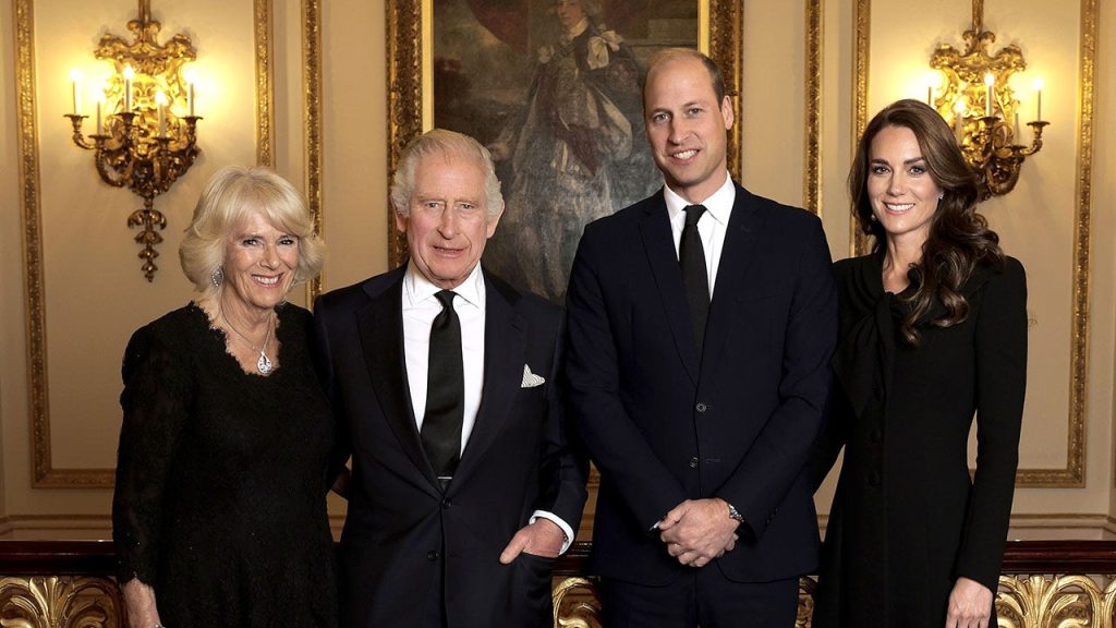 O Palácio de Buckingham divulgou uma nova foto do rei Carlos III, Camilla, William e Kate