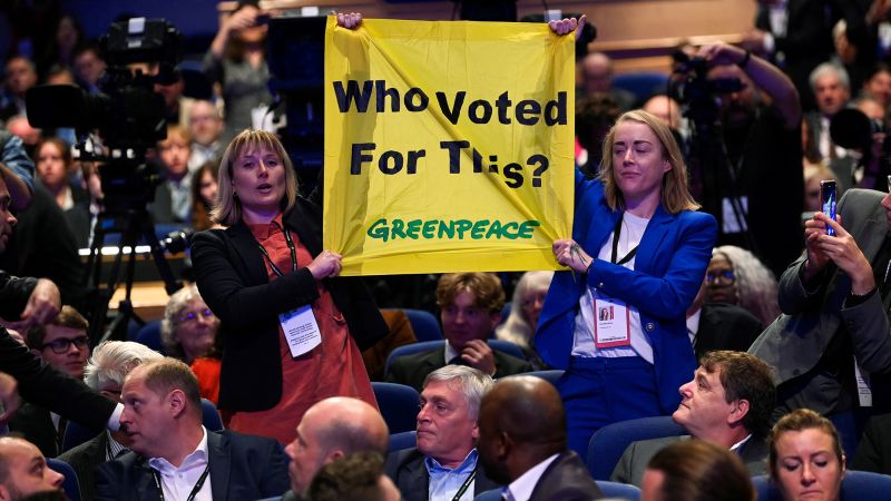 Ativistas do Greenpeace interrompem discurso de Liz Truss em conferência
