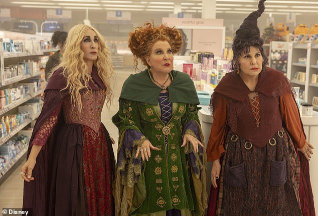 Hocus Pocus 2 estreou no Disney+ em 30 de setembro, em meio a grandes expectativas.  É uma sequência do clássico cult de 1993, com Sarah Jessica Parker (esquerda) Bette Midler (centro) e Kathy Najimi (direita) reprisando seus papéis como as irmãs malvadas de Sanderson.