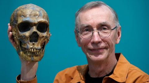 O cientista sueco Svante Pääbo exibe uma réplica de um esqueleto neandertal.