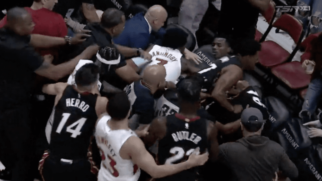 Um golpe tardio no novato dos Raptors, Koloko, desencadeia uma briga violenta contra o Heat