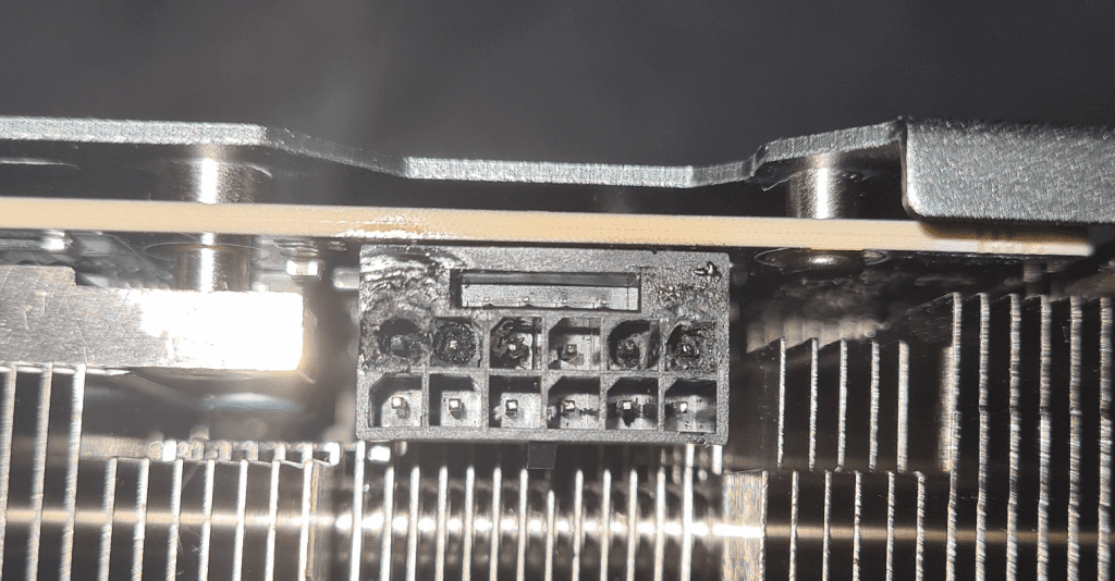 O conector NVIDIA de 16 pinos na placa de vídeo GeForce RTX 4090 queima e derrete o cabo e o soquete