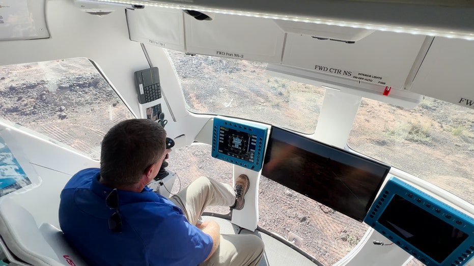 O interior de um protótipo do rover lunar da NASA