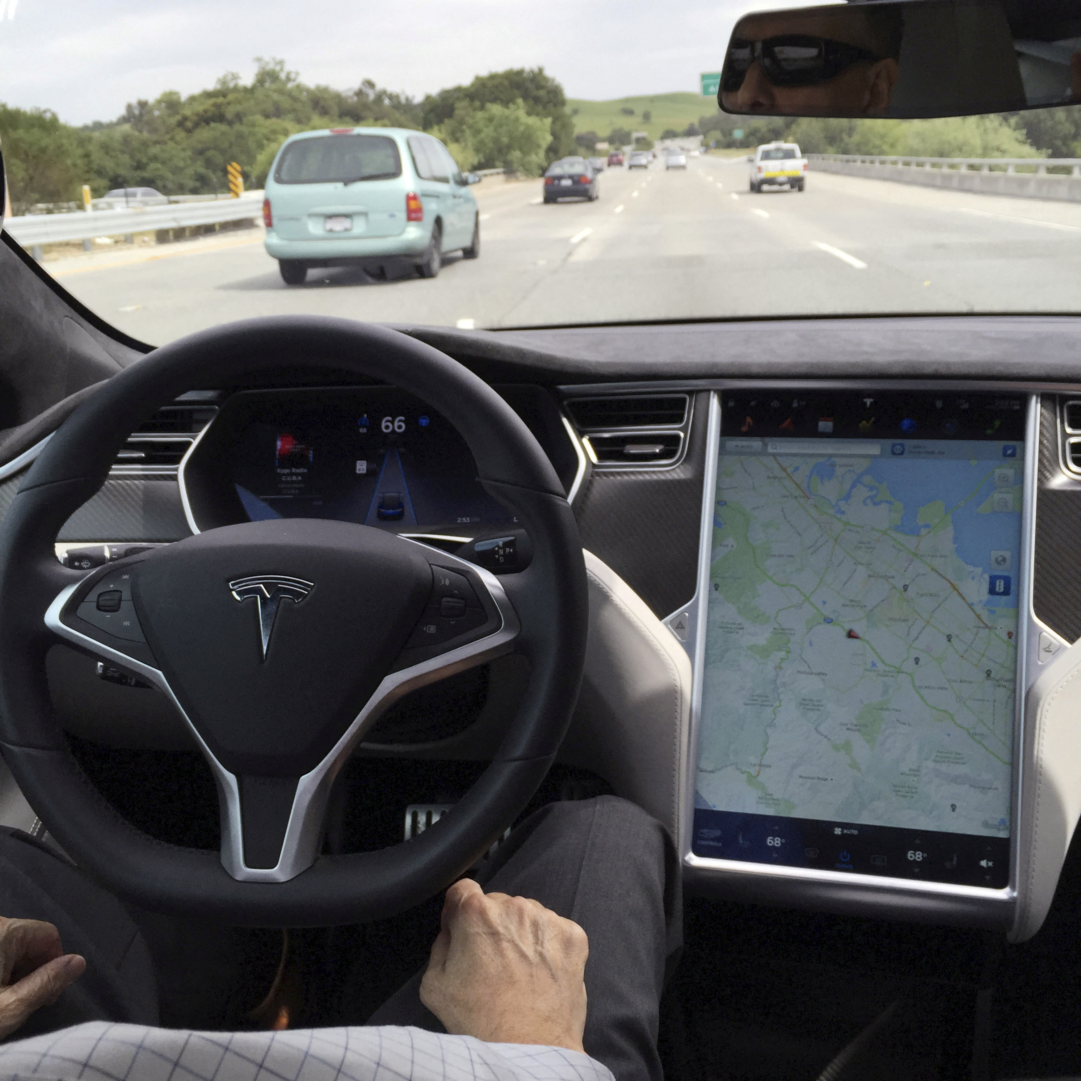 O interior de um Tesla Model S é mostrado no modo de piloto automático em São Francisco