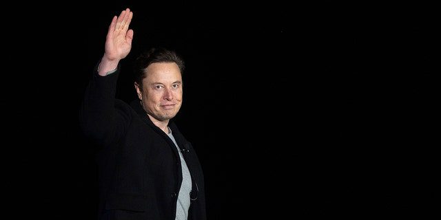 Elon Musk aponta durante uma conferência de imprensa nas instalações da Starbase da SpaceX, perto da vila de Boca Chica, no sul do Texas, em 10 de fevereiro de 2022. 