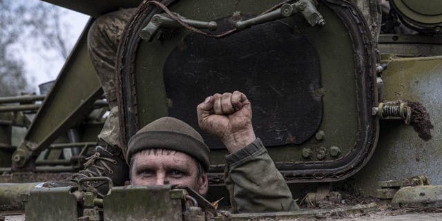 Forças ucranianas em Izyum após a retirada das forças russas da cidade de Izyum, Kharkiv Oblast, Ucrânia, em 16 de setembro de 2022. 