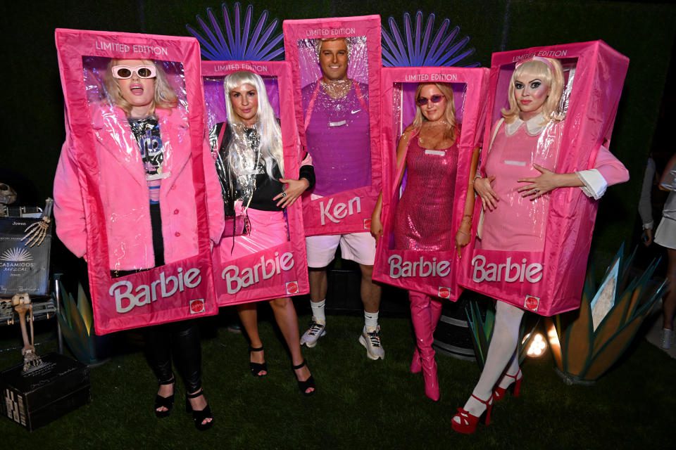 Rebel Wilson e suas amigas se vestem de bonecas Barbie para o Halloween.  (Foto: Michael Kovac/Getty Images for Casamigos)