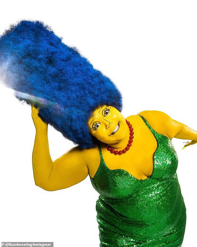 Huge Wig: Ela também usava longos cabelos azuis de Marge, colar de pérolas vermelhas e saltos vermelhos