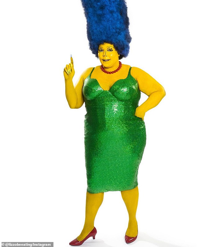 Fabuloso!  Lizzo estreou seu segundo look de Halloween da semana no sábado, vestida como Marge Simpson da comédia animada Os Simpsons.