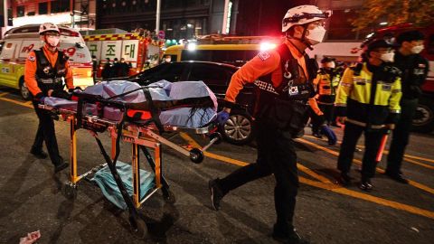 O corpo de uma vítima é carregado em uma maca em Itaewon, Seul, Coreia do Sul, em 30 de outubro.