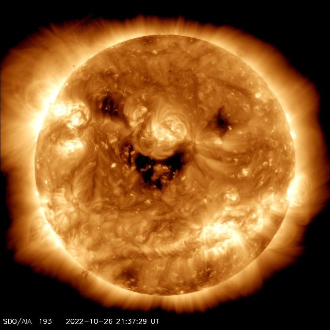 A NASA tira uma foto do sol "sorridente".  Não é tão fofo quanto parece.