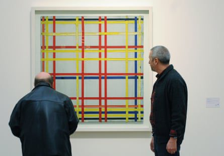 Dois homens inspecionam a primeira pintura da cidade de Nova York de Piet Mondrian exibida na exposição Piet Mondrian - Fom Abild Zoom Bild no Museu Ludwig em Colônia, Alemanha, em 2007.