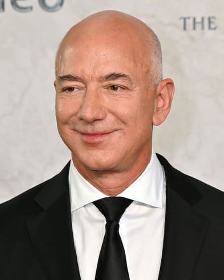 Foto de cabeça e ombros de Jeff Bezos em terno preto e gravata