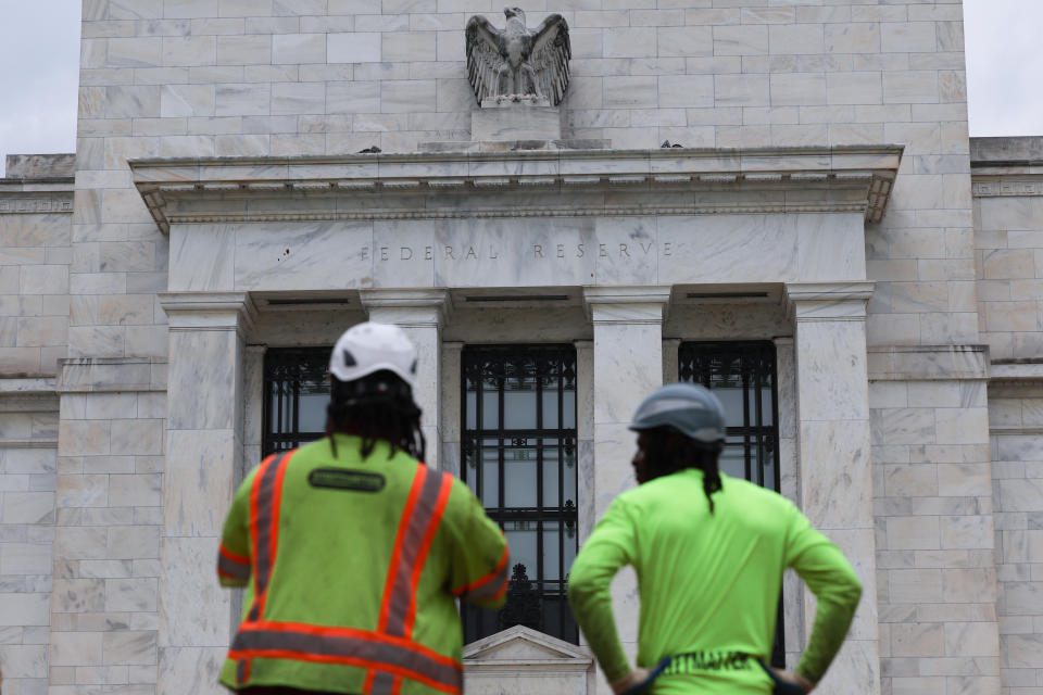 WASHINGTON, DC - 26 DE JULHO: Trabalhadores da construção civil olham para fora do edifício Marriner S. Eccles Federal Reserve em 26 de julho de 2022 em Washington, DC.  Autoridades do Comitê Federal de Mercado Aberto (FOMC) estão realizando uma reunião de dois dias em que o Federal Reserve deve aumentar as taxas de juros novamente esta semana para combater a inflação.  (Foto de Anna Moneymaker/Getty Images)