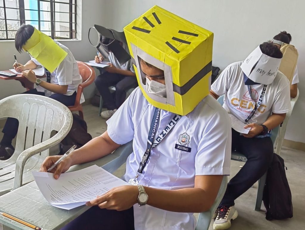 Há fotos de estudantes filipinos usando chapéus anti-trapaça