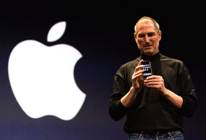 Steve Jobs, mostrado aqui revelando o iPhone em 2007, morreu há 11 anos hoje - hoje é o 11º aniversário da morte de Steve Jobs