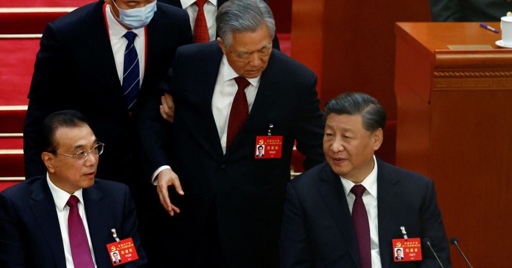 O ex-presidente chinês Hu Jintao é escoltado para fora da Conferência do Partido