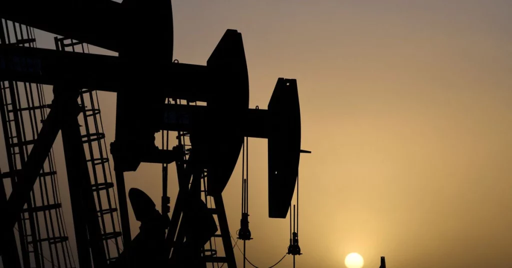 Petróleo salta US$ 4 com Opep+ pesando maior corte de produção desde 2020