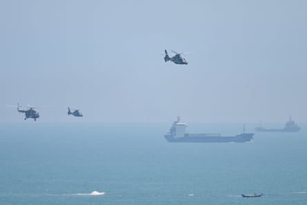Helicópteros militares chineses sobrevoam a Ilha Pingtan, um dos pontos mais próximos de Taiwan na China continental