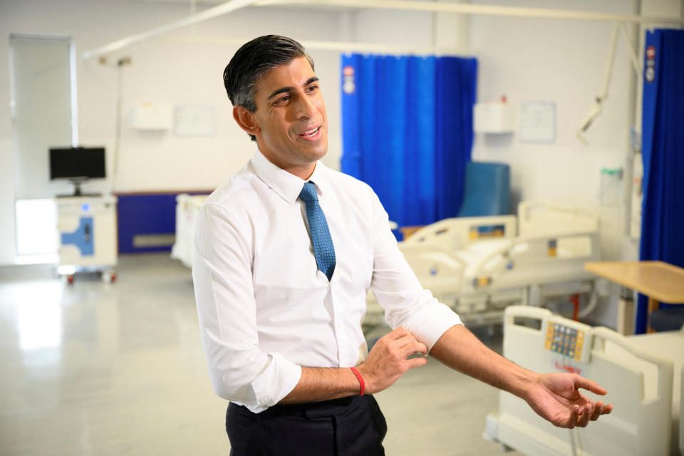 O primeiro-ministro britânico Rishi Sunak fala com membros da mídia durante sua visita ao Hospital Universitário de Croydon em 28 de outubro de 2022 em Londres, Grã-Bretanha.  Leon Neal/Paul via Reuters