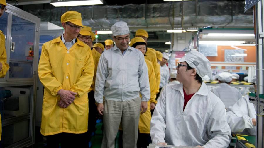 Trabalhadores fogem das restrições de Covid da China na enorme fábrica de  iPhones da Foxconn