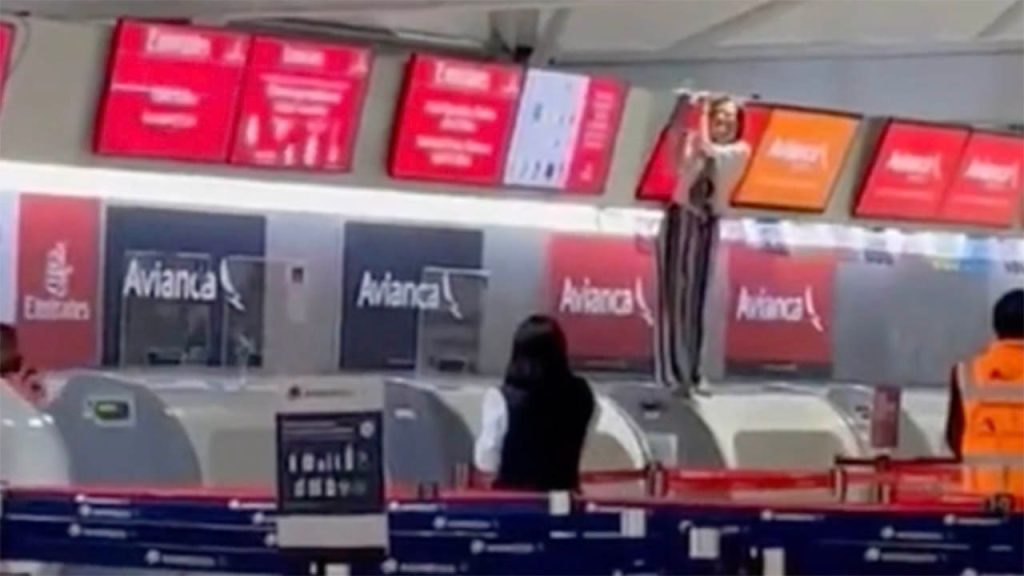Birra por um viajante: Uma mulher é mostrada em um vídeo atacando um agente de check-in de uma companhia aérea no Aeroporto da Cidade do México