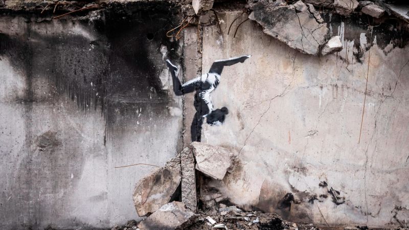 Obra de Banksy é revelada em Borodianka, Ucrânia