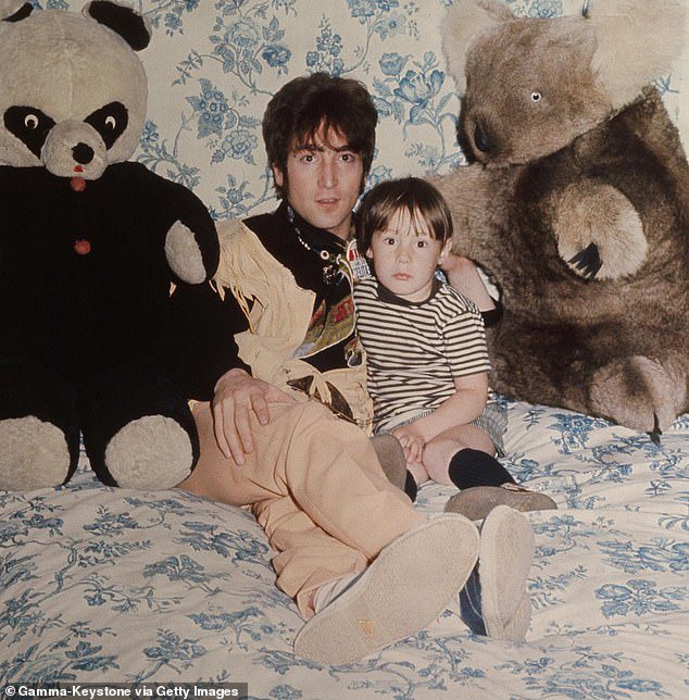 Pai manchado: John e Julian foram fotografados juntos em 1968 em Liverpool