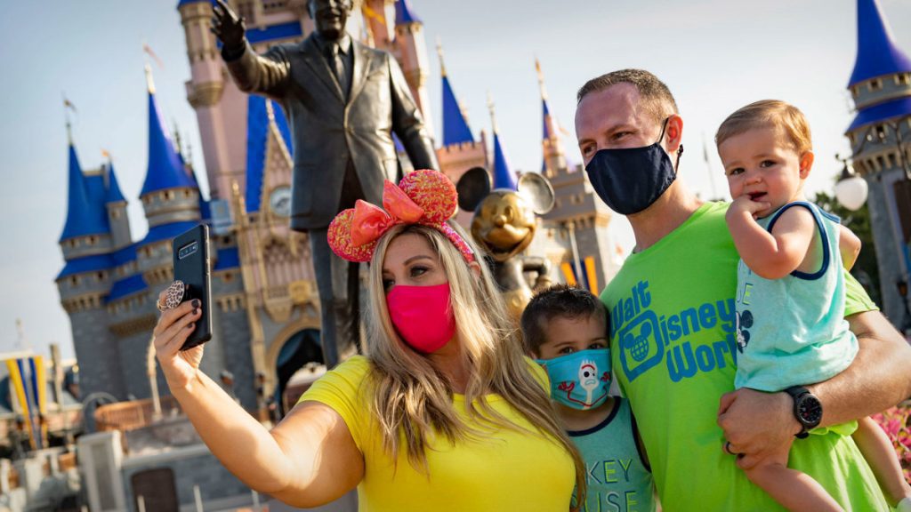 Disney World aumenta os preços dos ingressos e descarta algo que os visitantes odeiam
