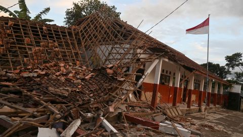 O prédio da Escola Cianjur desabou após o terremoto.