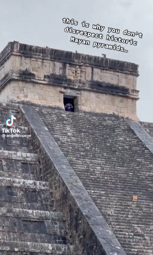 O jovem de 29 anos entrou brevemente no templo antes de descer os degraus.