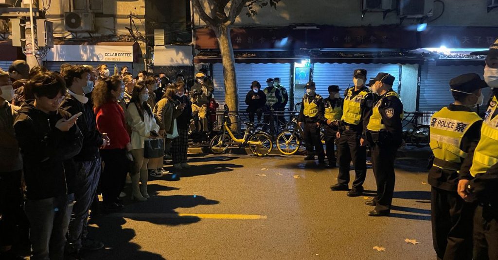 Manifestantes e policiais de Xangai se aglomeram enquanto a raiva aumenta com as restrições da China à disseminação do coronavírus