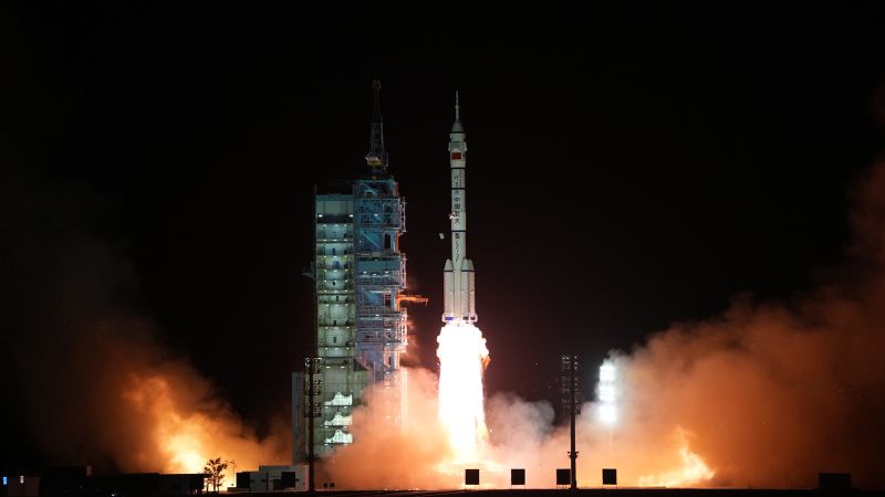 China envia 3 astronautas para uma nova estação espacial