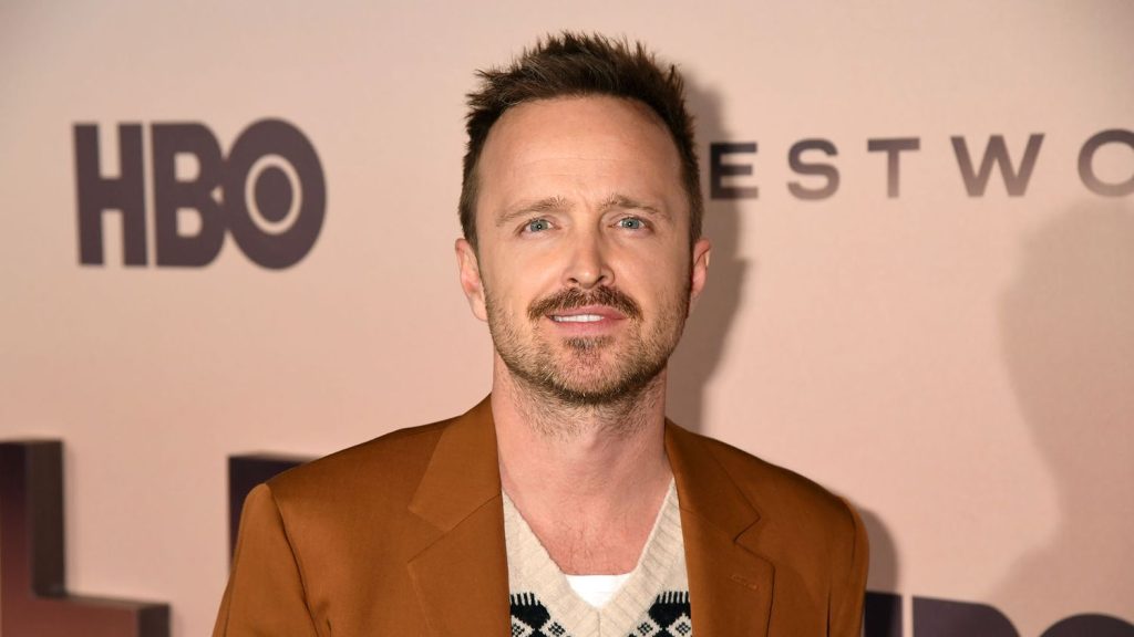 Aaron Paul muda seu sobrenome e o nome legal de seu filho