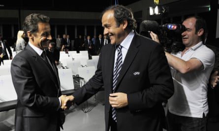 Michel Platini apertando a mão de Nicolas Sarkozy (esquerda) em 2010.