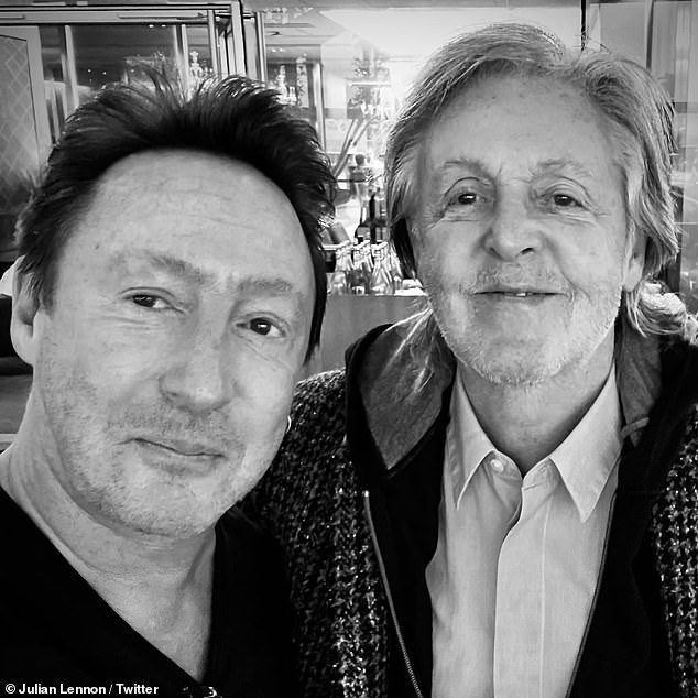 Fabuloso!  O filho de John Lennon, Julian (à esquerda), foi ao Twitter no sábado depois de esbarrar com o colega Beatle de seu falecido pai, Sir Paul McCartney (à direita) no saguão do aeroporto.