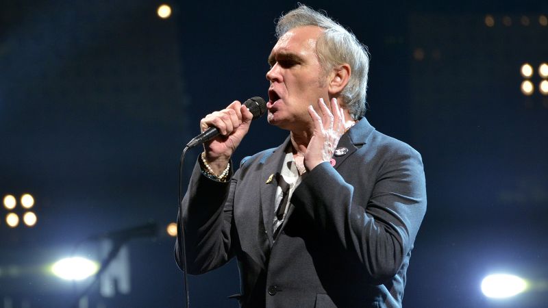 Morrissey perturba a multidão depois que o show termina após 30 minutos