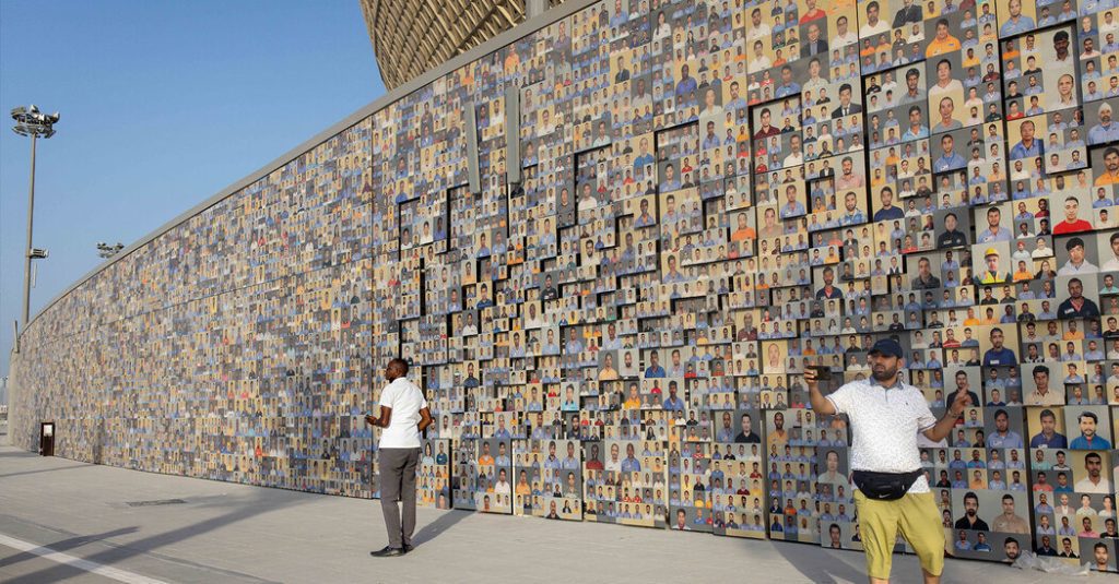 Mural do estádio da Copa do Mundo celebrado por trabalhadores migrantes.  Quando os jogos começaram, acabou.