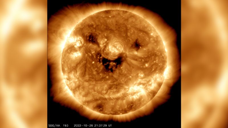 NASA tira uma foto estranha do sol 'sorrindo'