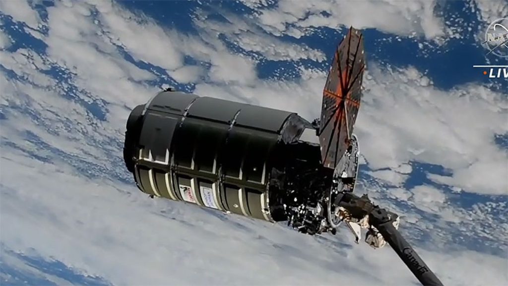 Nave de carga Cygnus chega à estação espacial com apenas um painel solar funcionando