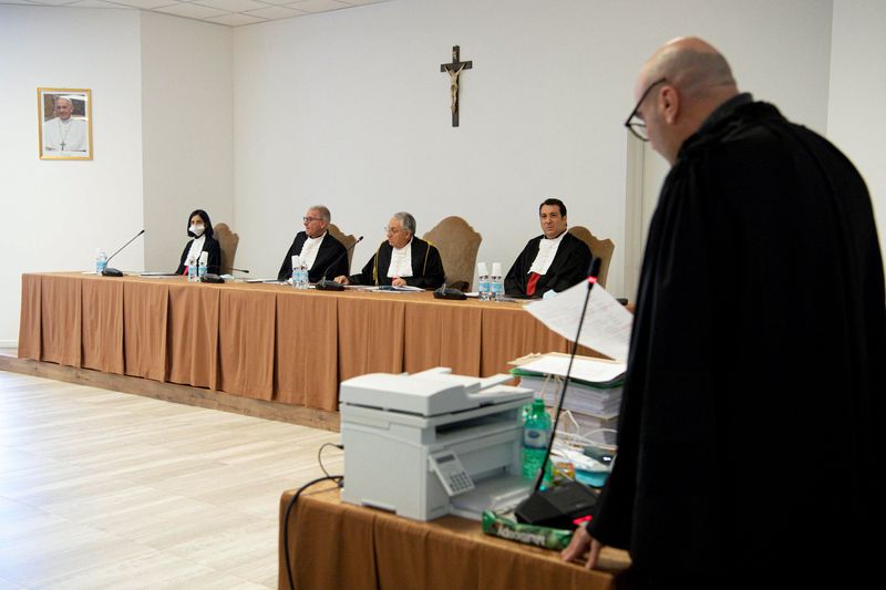 O tribunal do Vaticano ouve o telefonema gravado secretamente de um cardeal para o papa