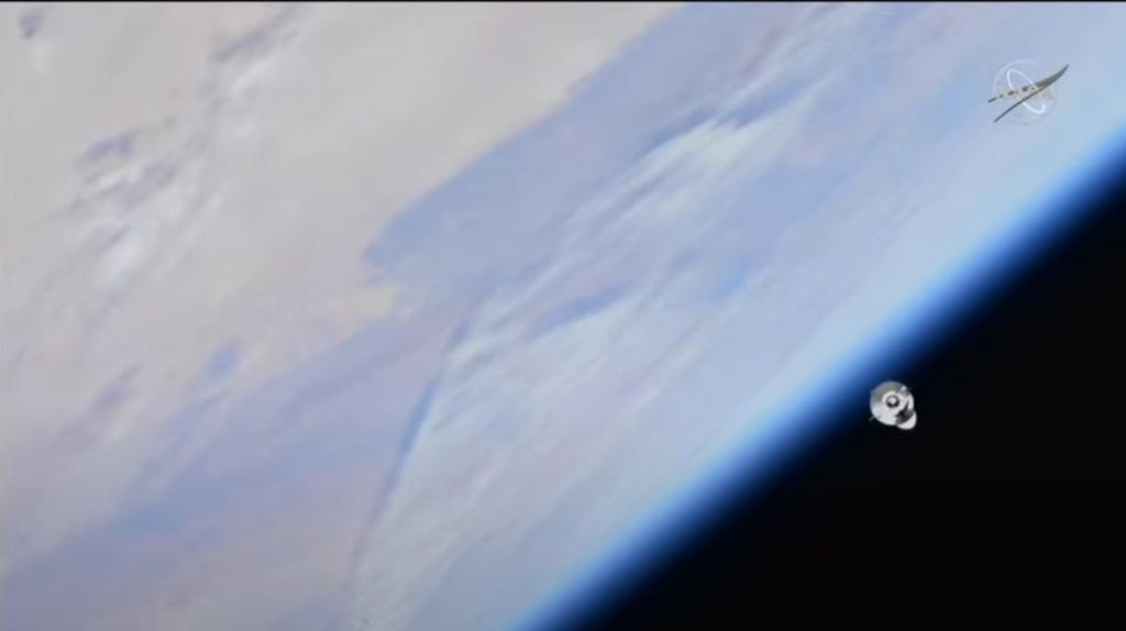Um navio de carga SpaceX Dragon atraca em uma estação espacial para entregar matrizes solares, sementes e muito mais