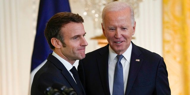 O presidente Joe Biden fica com o presidente francês Emmanuel Macron após uma coletiva de imprensa na Sala Leste da Casa Branca em Washington, quinta-feira, 1º de dezembro de 2022.