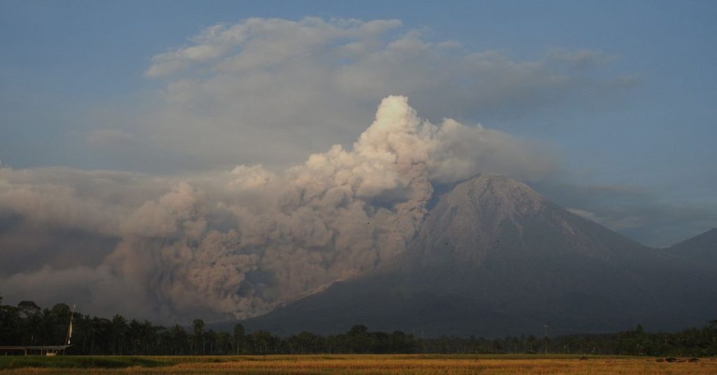 Indonésia evacua moradores após erupção de vulcão na ilha de Java