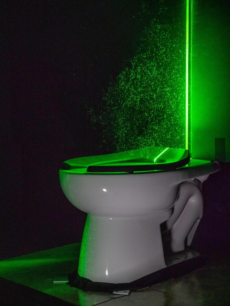O poderoso laser verde ajuda a visualizar as plumas de aerossol do banheiro 